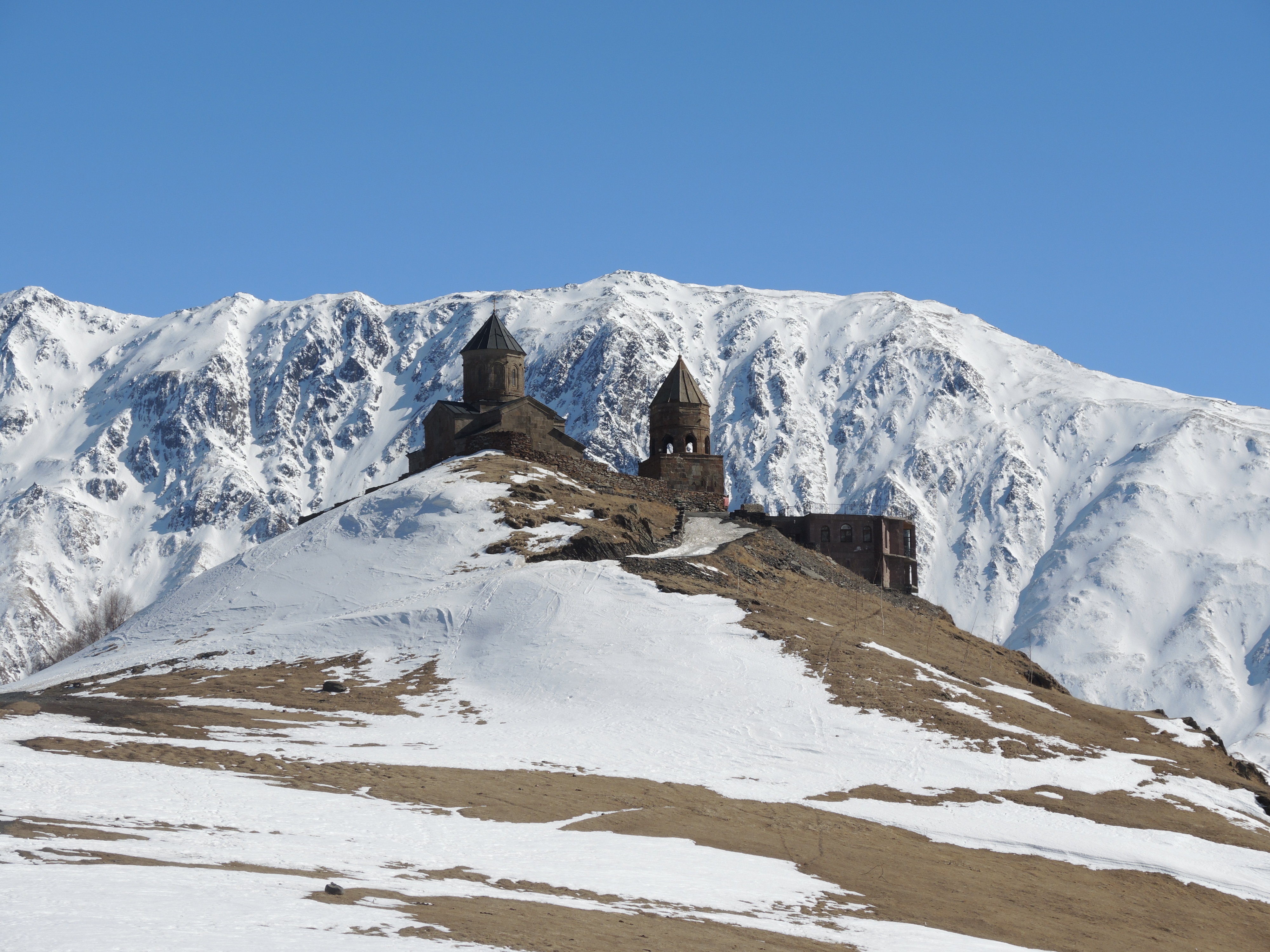 Dreifaltigkeits-Kirche auf dem Weg zum Kasbek