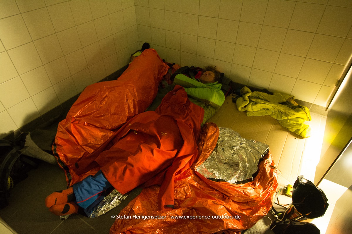 Gibt schlimmeres - “Biwak” in der Damentoilette der Bahn - stinkt nicht und ist warm ..