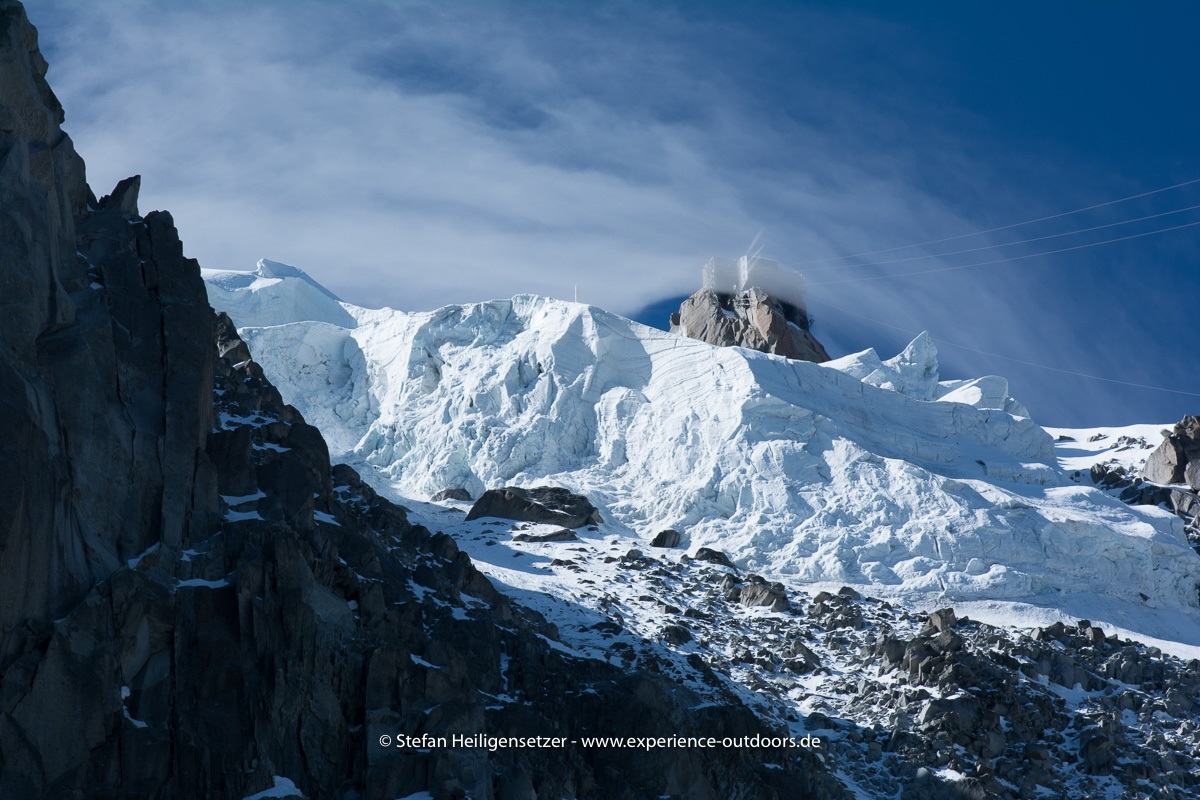 Mystisch und noch weit - die Midi Gipfelstation aus dem Frendopfeiler gesehen